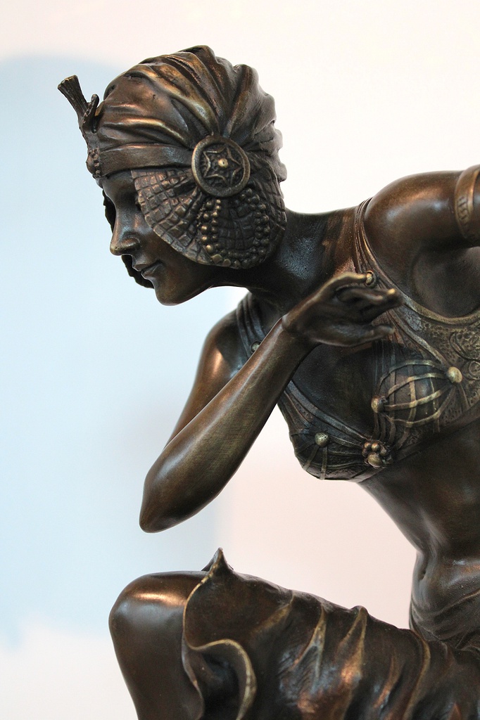 Bronze-Sculpture-Dancing-Girl-Chiparus-Art-Deco-bronzine-skulptura3.jpg