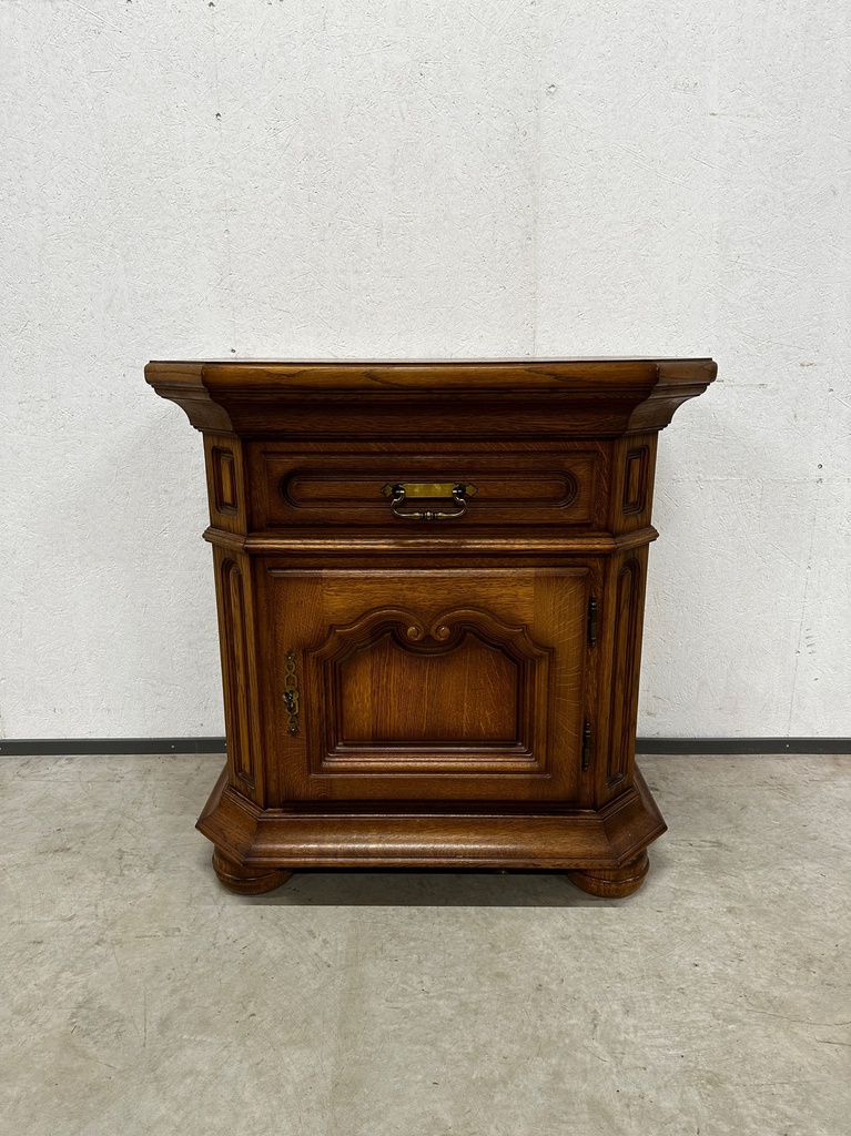 Serving cabinet